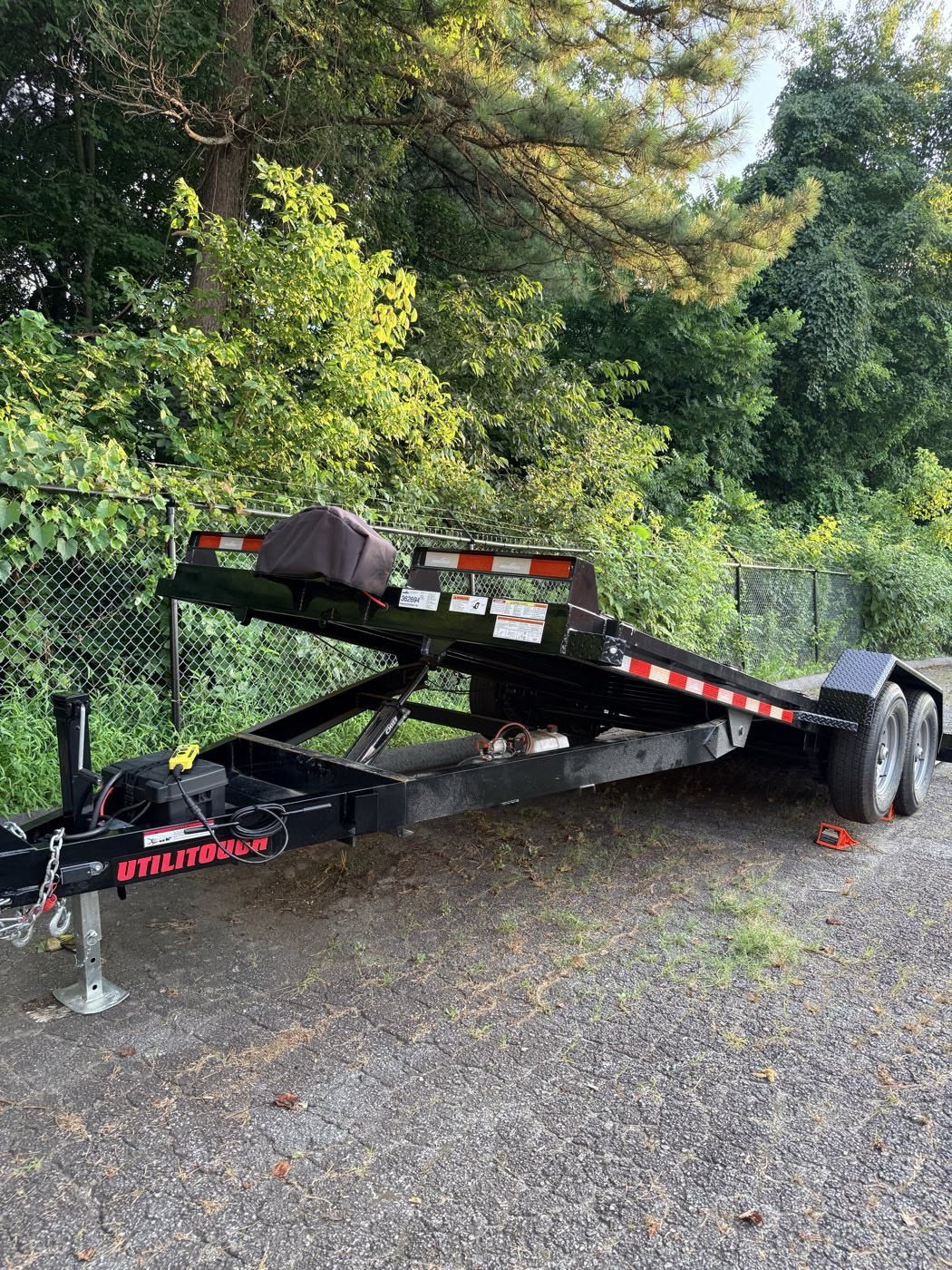 Full side view of the power-tilt steel-deck car hauler in Hickory, NC
